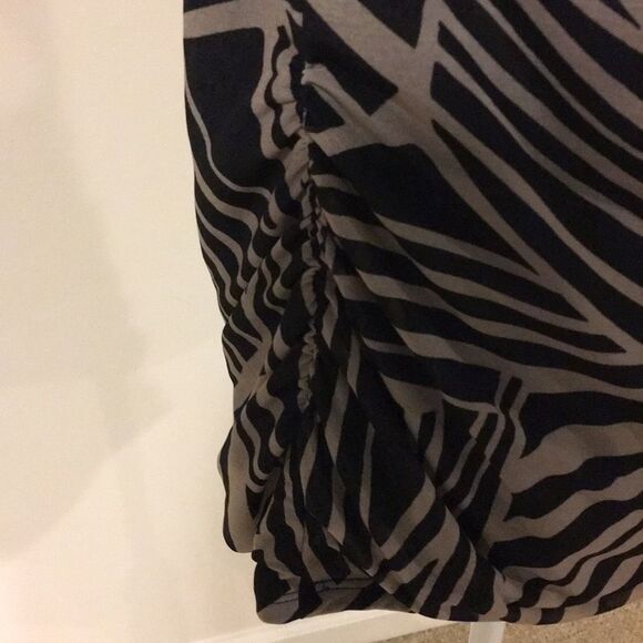 Dana Buchman Black and Tan Patterned Blouse - Picture 3 of 5